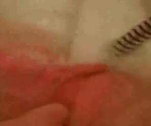 Das mädchen ist in der badewanne mit ihren beinen widmet sich unter dem wasserhahn. das wasser fließt über ihre klitoris. sie wird schnell bereit, durch die stimulation des wasserstrahls kommen werden. orgasmus durch den wasserstrahl